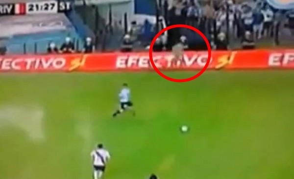 阿根廷球赛惊见透明鬼影狂奔