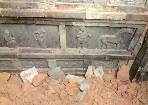 砖雕上是生动的人物和马匹造型。