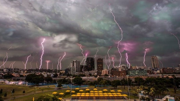 ����Ӱʦ�Զ����ع⼼�������º����Ķ����ϵ��澰��