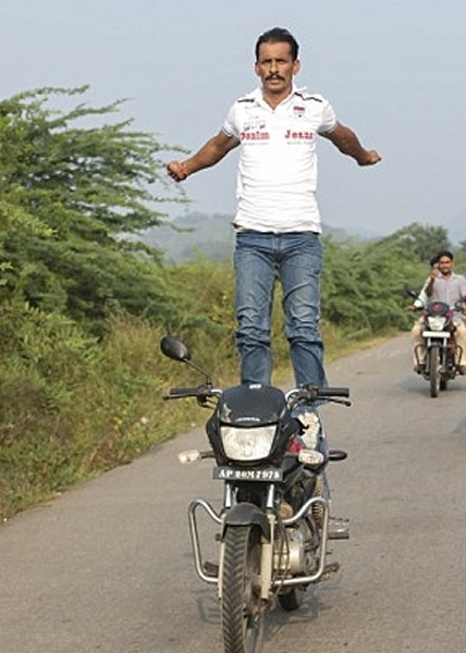 直立于奔驰中的电单车,对拉切兰来说毫无难度。