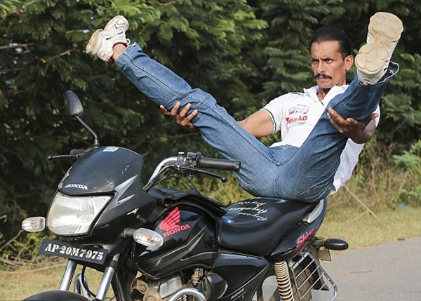 拉切兰也能在电单车上拉拉大腿。