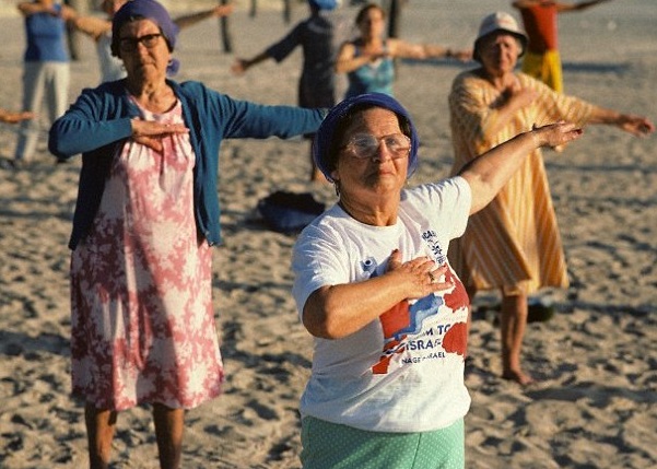 研究指人的身体柔软度随年变弱,容易失去平衡。