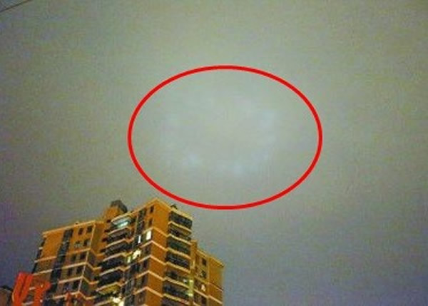 湖北武汉夜空现巨大神秘光圈,有传是UFO