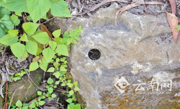 做古地磁场研究采样留下的圆孔