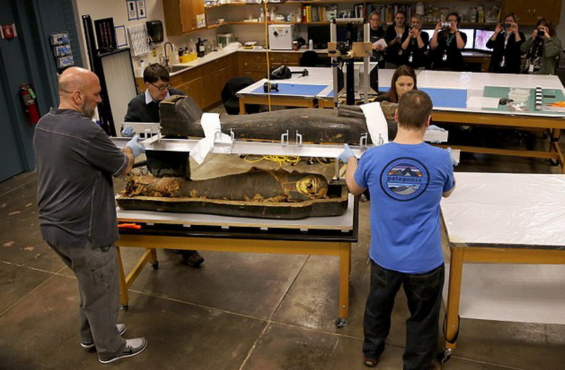 馆长布朗与科学家们制作吊架来抬起棺盖,并将其送到馆内可以控制湿度的实验室。