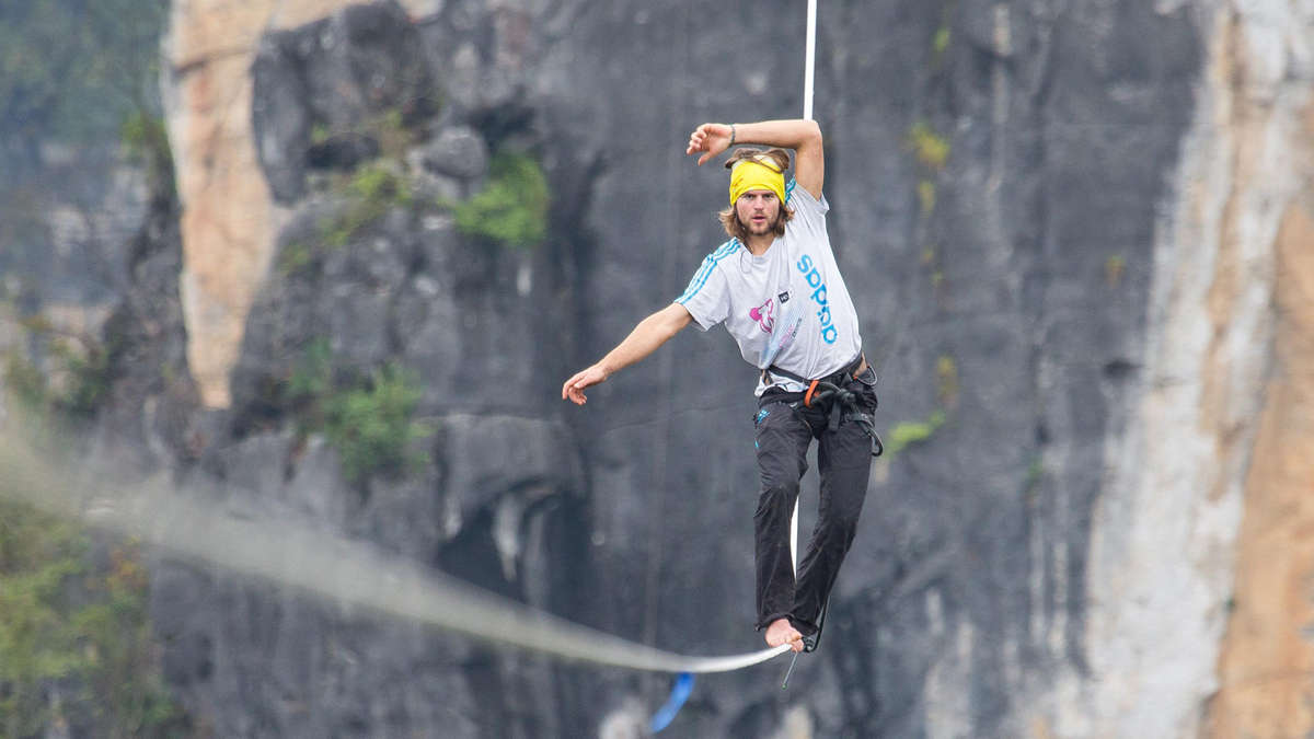 德国运动员在广西阳朔县挑战高空走绳,成功以375米的距离打破世界纪录