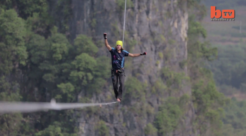 德国运动员在广西阳朔县挑战高空走绳,成功以375米的距离打破世界纪录