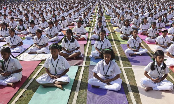 ͼΪӡһѧУѧͯʦͼҳȹ5000ˣ10һͬϰ٤