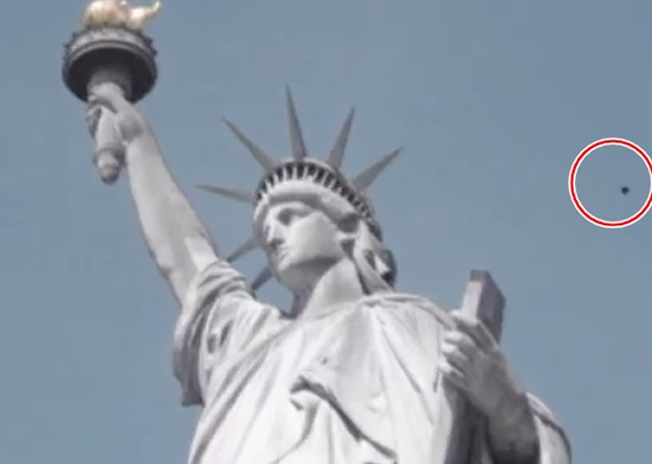 相信是UFO的物体(红圈者),从自由神像上空掠过。