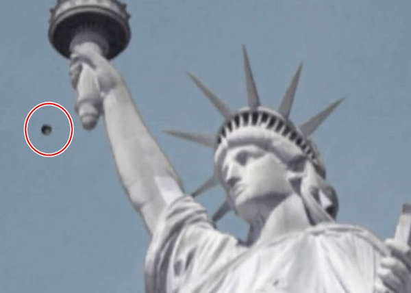 这个奇怪的飞行物体以龟速前进。