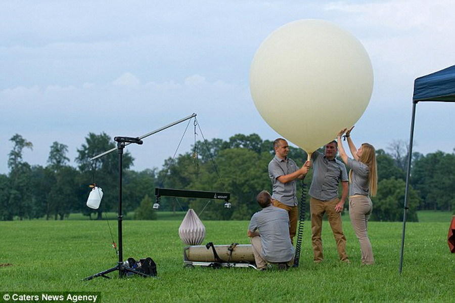 图中是工作人员正在对运送骨灰的气象气球充气,它将携带装载骨灰的折纸状容器进入太空边缘。