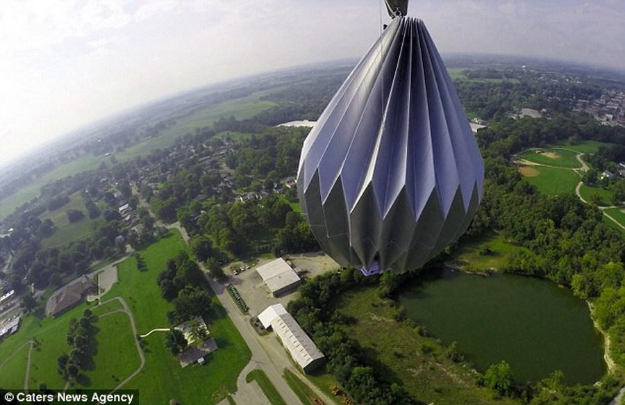 图中是GoPro相机拍摄正在逐渐升空的折纸容器,当抵达太空边缘,在地球引力和真空作用下,该容器将自动打开,将死者的骨灰散布出来。