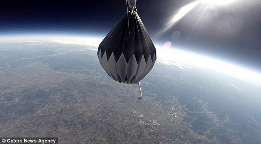 GoPro相机拍摄到死者骨灰在地球上空22860米处散布的情况,便于死者亲属和朋友们观看,这个气象气球返回地球需要几个月的时间。