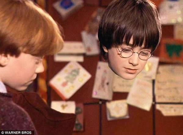 《哈利-波特》中的隐形斗篷给观众留下深刻印象。研制这种神奇装置成为物理学家眼中的“圣杯”。很多物理学家研制的隐形斗篷只能暂时让物体消失,或者让声音隐形。现在,普