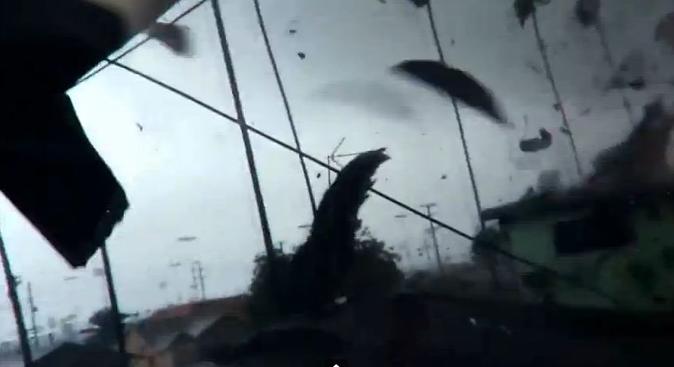 美国南加州遭到龙卷风袭击,业余摄影师拍下住家屋顶被吹飞画面