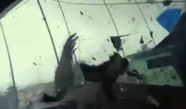 美国南加州遭到龙卷风袭击 业余摄影师拍下住家屋顶被吹飞画面