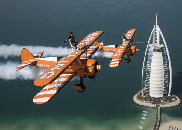 两名艺高人胆大的女子,站在机翼上飞越伯瓷酒店。