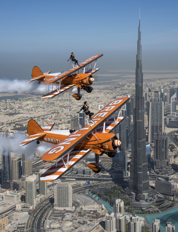 面对脚下万尺高空,两人亦无有怕。