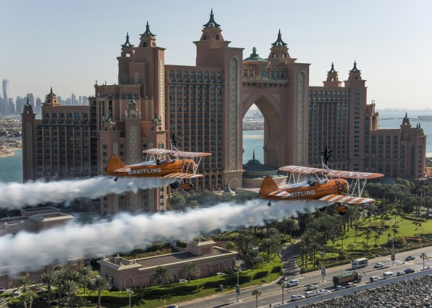 晓士和吉尔丁站置身机翼上,掠过迪拜多个地标。