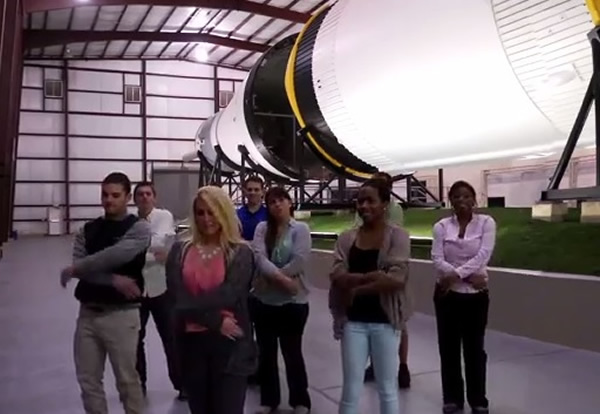 一众演出的实习生落力演出