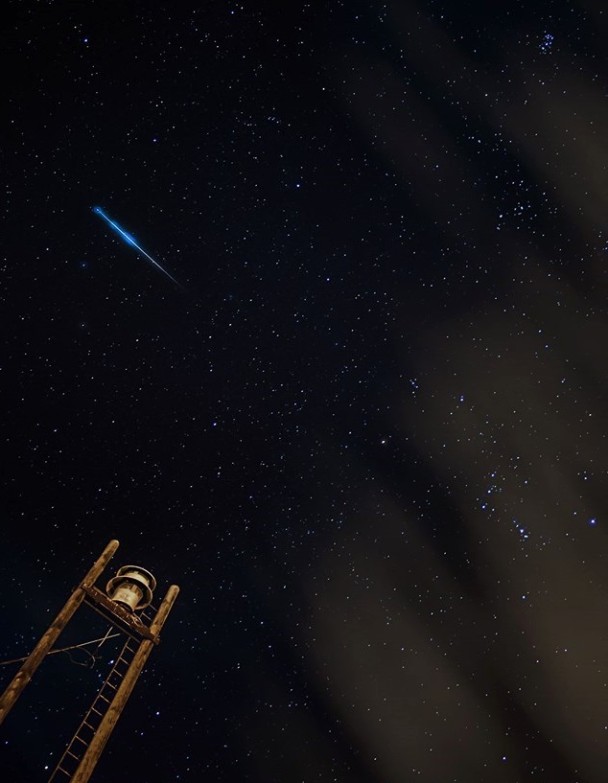 流星划过漆黑天际