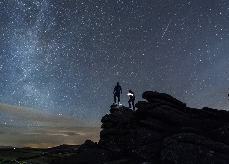 有人驻足观看流星,留下美好回忆。