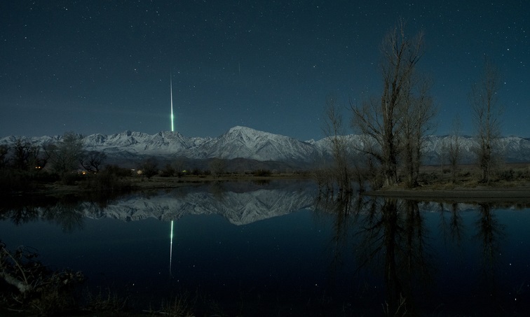 流星在湖面亮出倒影
