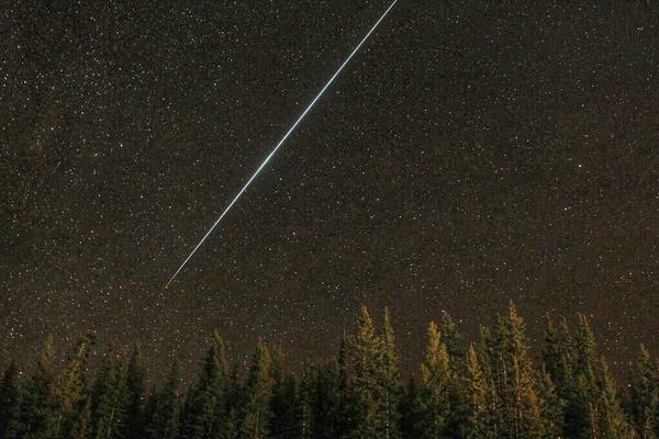 流星在夜空留下长长尾巴