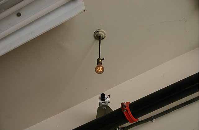 美国加州“百年灯泡”照亮消防站113年