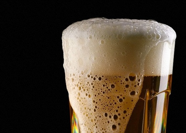 倒出啤酒时有泡沫溢出,又会沾湿双手,煞是扫兴。