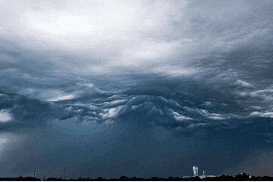 伴随着风力,波涛云像海浪一样起伏不定。