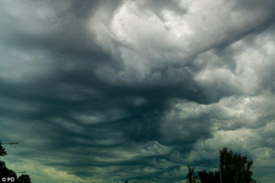 这是一种怪异、令人感到不安的云层,通常出现在风暴来临之前,它类似于乳状云,但也存在着差异,波涛云形成于强风气候,使云层出现波浪和漩流的形态。