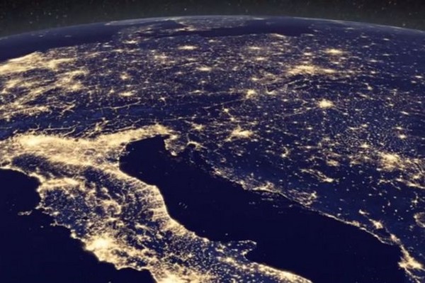 2014圣诞节点灯地球俯瞰图,好似黄金球。