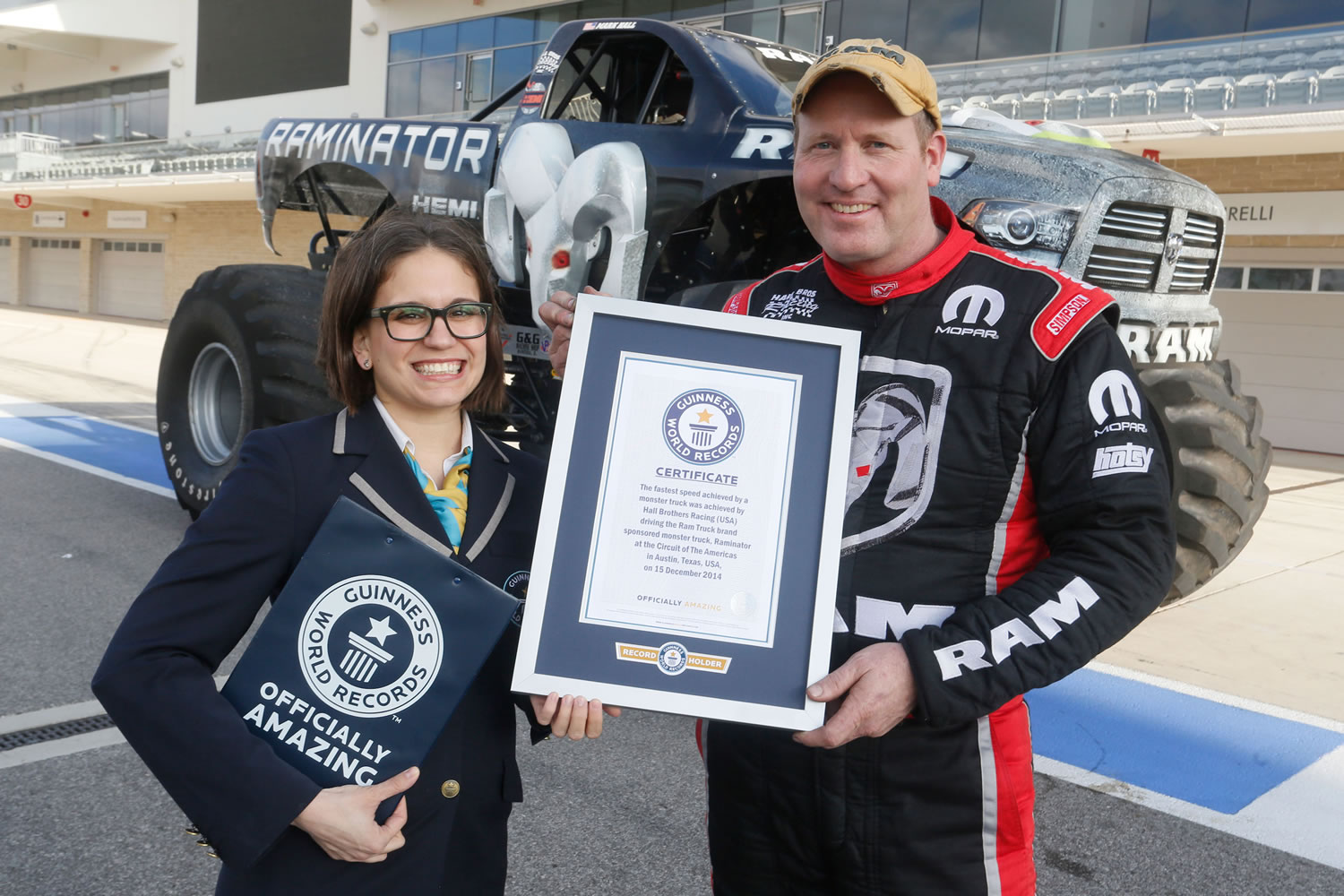 美国男子驾驶“Raminator”系列怪物卡车(即公羊皮卡)时速打破吉尼斯世界纪录