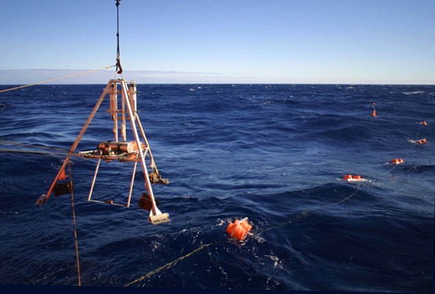 阿伯丁大学和夏威夷大学的科学家在马里亚纳海沟用105多个小时的视频记录下鱼类情况。他们用一个常用于深海冒险的机器拍摄了这些视频。它由阿伯丁大学制造,名为深渊登陆