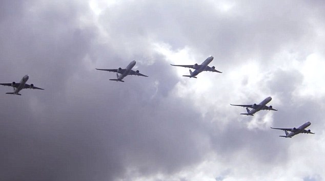 5架A350客机做出箭形的编队飞行模式。