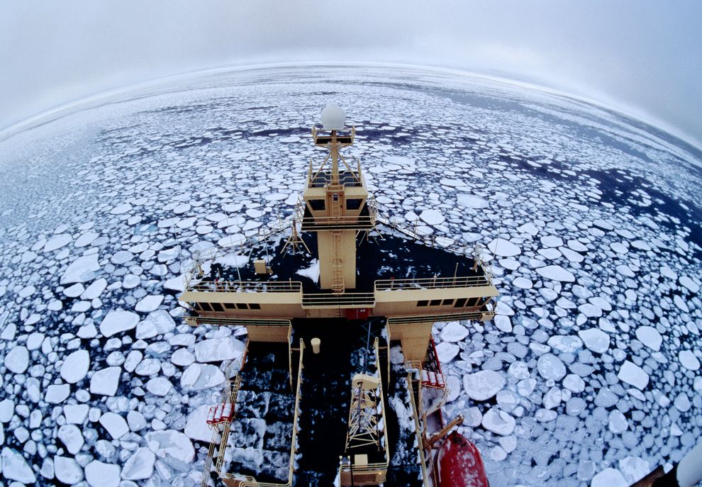 破冰船「Nathaniel B. Palmer 号」穿越南极洲附近的荷叶冰。摄影:Maria Stenzel, National Geographic Crea