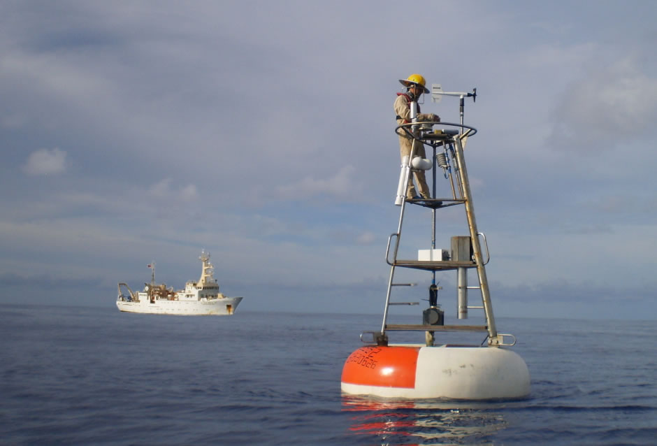 海研一号正在外海进行「西北太平洋台风与海洋联合观测」国际合作计画。图片提供:台湾大学海洋研究所。