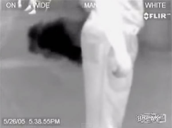 男子在机场偷放屁被红外线摄影机拍到?