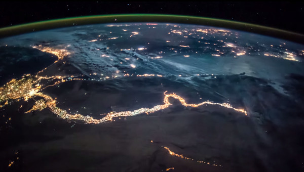 ҹ���еİ��������޺���ҫ�Ž��ɫ��â��