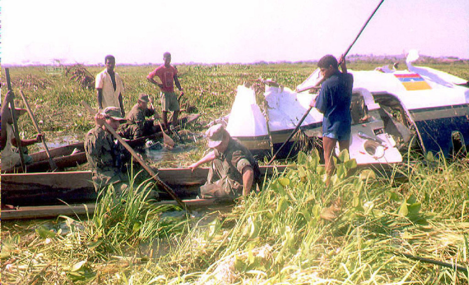 哥伦比亚客机坠湖 一名9岁女孩生还