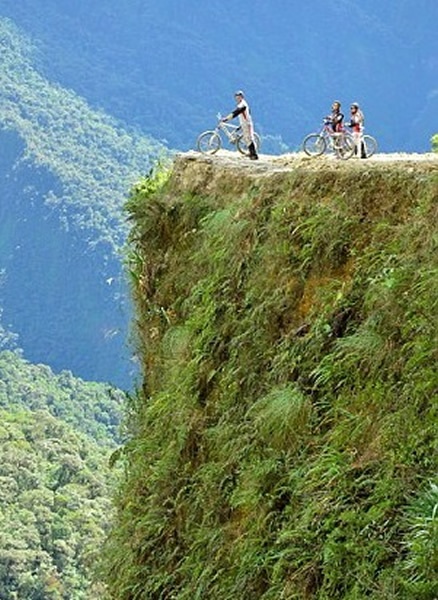 玻利维亚死亡山路,吸引不少人挑战。