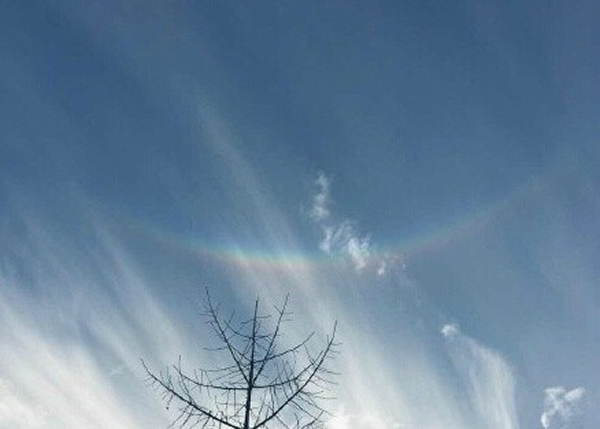 环天顶弧看上去好像是天空对大地微笑一样。