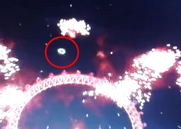 有疑似UFO的物体(红圈示)在伦敦眼周边盘旋