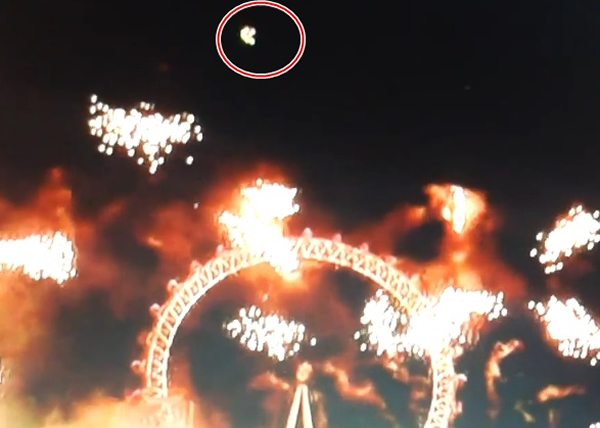 有人指所谓的UFO(红圈示),可能只是有拍摄功能的无人机。