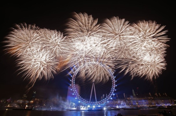 伦敦眼当晚烟火璀璨,但有眼尖网民瞥见疑似UFO的踪影。