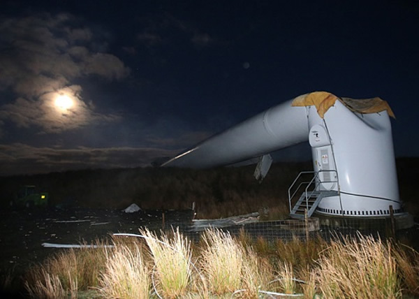 风力发电机突然倒塌,碎片四散。