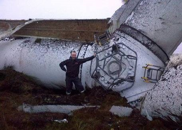 有网民站在损毁的叶片旁拍照,并上载到互联网。