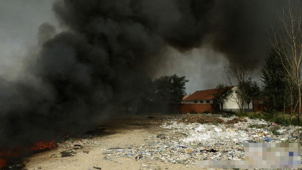 部分废弃塑胶会被焚化,释出大量毒气。