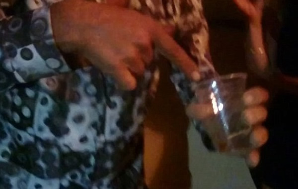 其后将蜘蛛浸泡在啤酒内